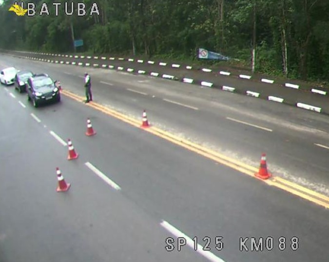 Derramamento de óleo na pista interdita Oswaldo Cruz em Ubatuba Derramamento de óleo na pista interdita Oswaldo Cruz em Ubatuba