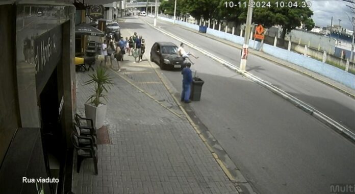 VÍDEO: Carro atropela pedestre e bate em viatura da PM em Aparecida VÍDEO: Carro atropela pedestre e bate em viatura da PM em Aparecida