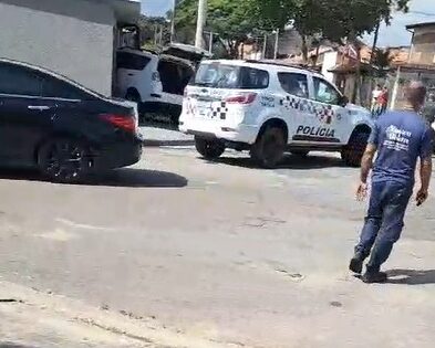 Procurado é preso após tentar fugir da polícia e bater carro contra muro de duas casas em São José