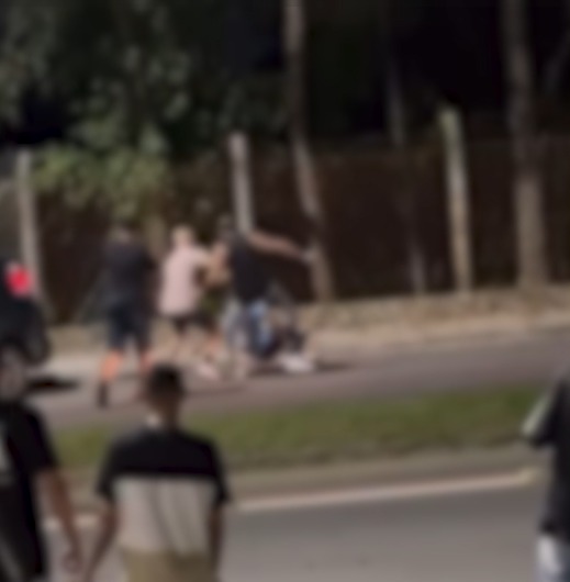 VÍDEO: Jovens brigam em avenida movimentada do Urbanova, em São José VÍDEO: Jovens brigam em avenida movimentada do Urbanova, em São José