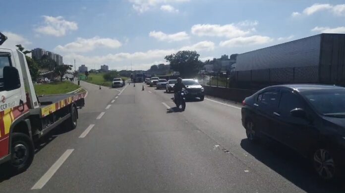 Três pessoas ficam feridas após engavetamento na Dutra em Taubaté Três pessoas ficam feridas após engavetamento na Dutra em Taubaté