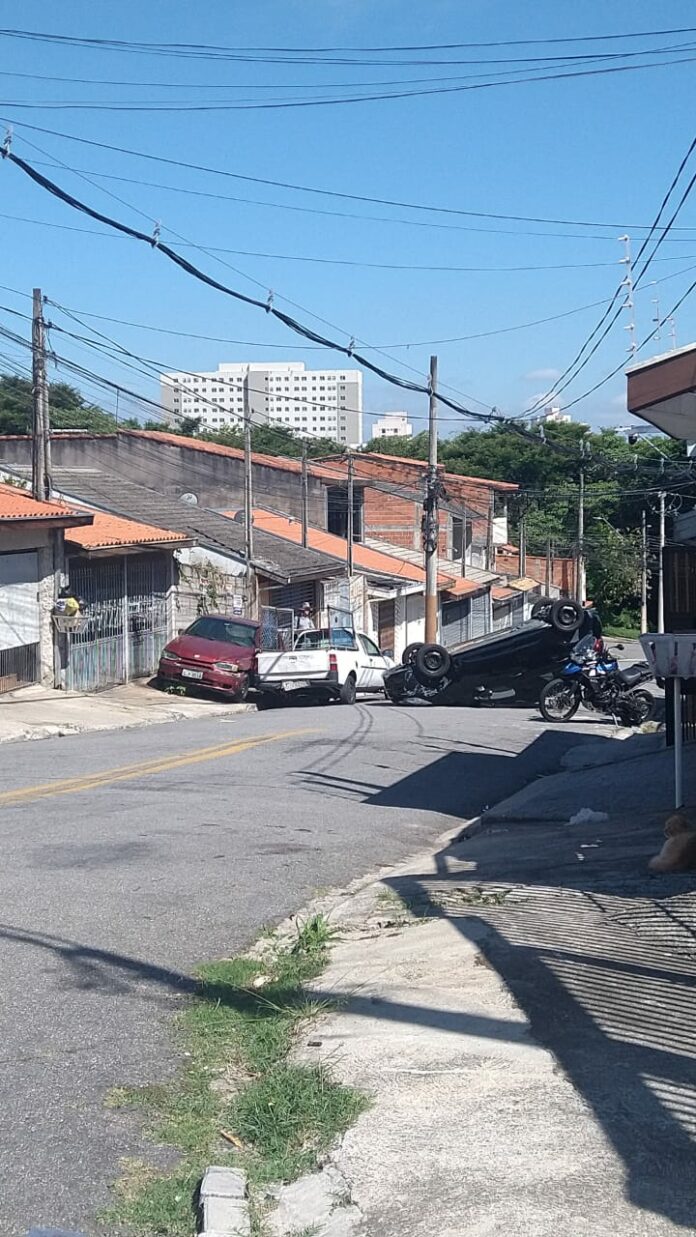 Carro capota após bater em outro na zona sul de São José dos Campos Carro capota após bater em outro na zona sul de São José dos Campos