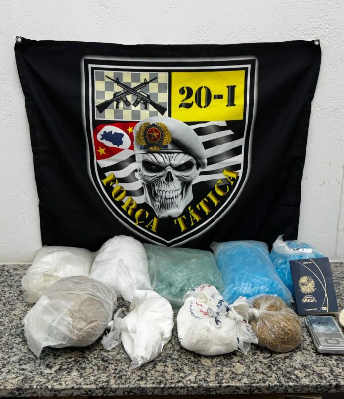 Dupla é presa por tráfico de drogas em Caraguatatuba Dupla é presa por tráfico de drogas em Caraguatatuba