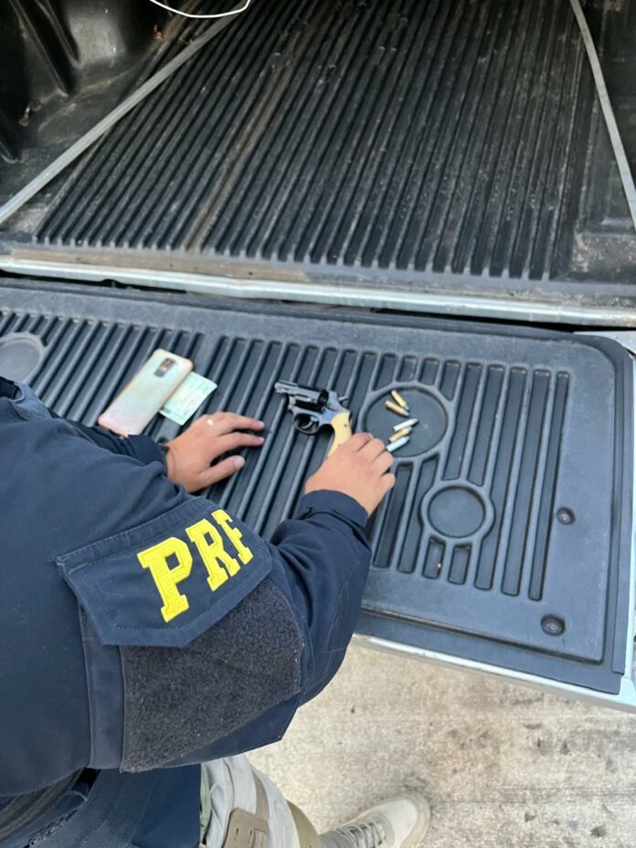 Procurado pela Justiça é preso com revólver na Dutra em Jacareí Procurado pela Justiça é preso com revólver na Dutra em Jacareí