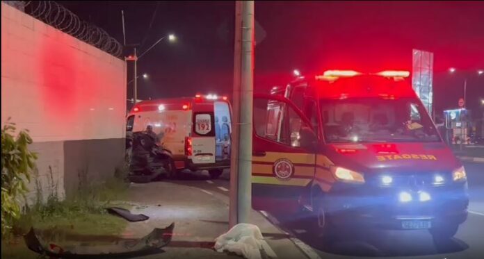 Homem morre após bater em muro de empresa na John Boyd