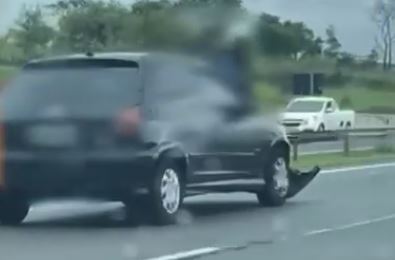 Homem não aceita fim, sobe em capô de carro da ex e vai parar na Rodovia Anhanguera Homem não aceita fim, sobe em capô de carro da ex e vai parar na Rodovia Anhanguera