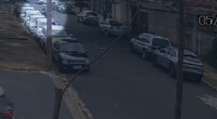 fot Os suspeitos foram flagrados tentando arrombar as portas de dois veículos.