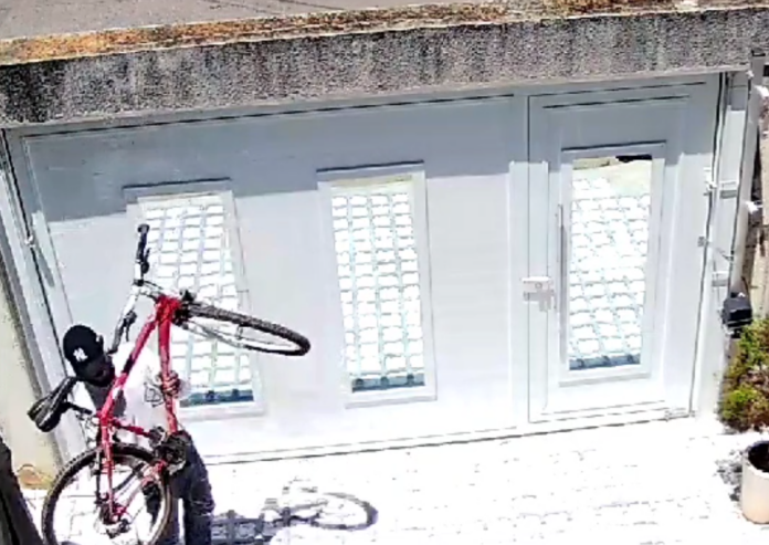 foto1 As câmeras de segurança registraram o suspeito vasculhando o quintal e, em seguida, tentando furtar uma bicicleta.