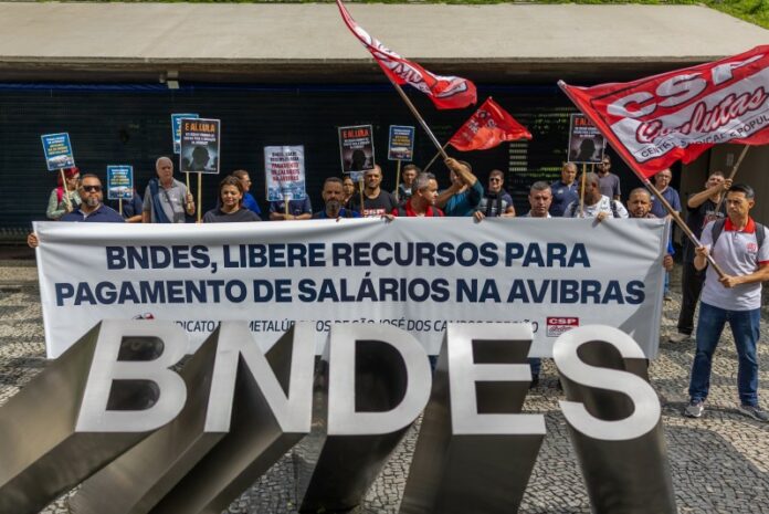 Há 20 meses sem salário, funcionários da Avibras, de Jacareí, fazem protesto em frente ao BNDES, no Rio de Janeiro