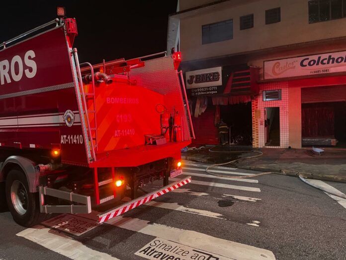 Loja de bicicletas pega fogo em Caraguatatuba Loja de bicicletas pega fogo em Caraguatatuba