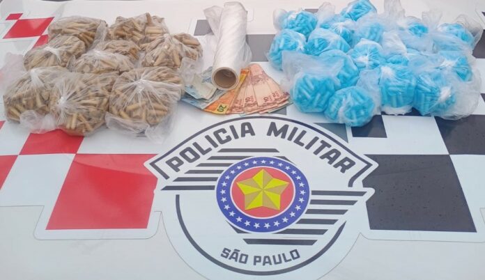Homem é preso com mais de 1,4 mil pinos de cocaína em Jacareí Homem é preso com mais de 1,4 mil pinos de cocaína em Jacareí