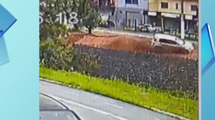 Motorista perde controle de carro e cai em Ribeirão; veja vídeo Motorista perde controle de carro e cai em Ribeirão; veja vídeo