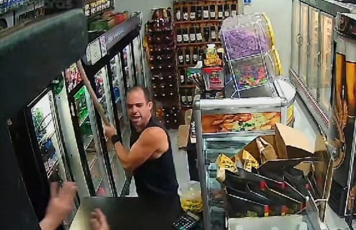 VÍDEO: Homem é agredido com barra de madeira em adega de Jacareí VÍDEO: Homem é agredido com barra de madeira em adega de Jacareí