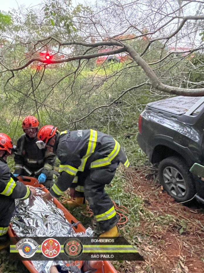Mulher fica ferida após carro cair de ribanceira na Mario Covas em São José