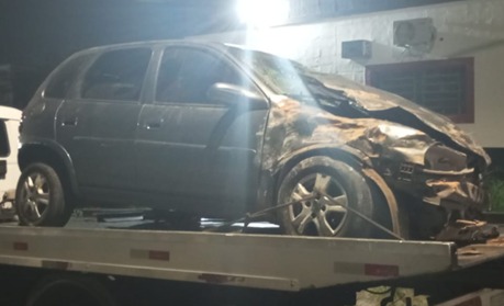 Durante uma vistoria no veículo usado pelo casal, foi encontrado um revólver calibre .38 com numeração raspada e cinco munições, uma delas já deflagrada.