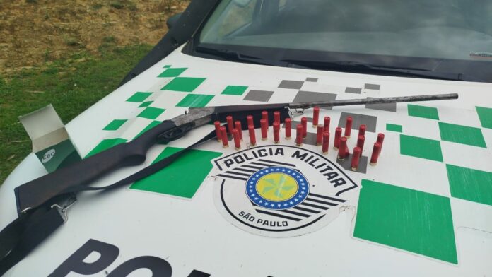 Dupla é presa por porte de ilegal de arma de fogo em Paraibuna Dupla é presa por porte de ilegal de arma de fogo em Paraibuna