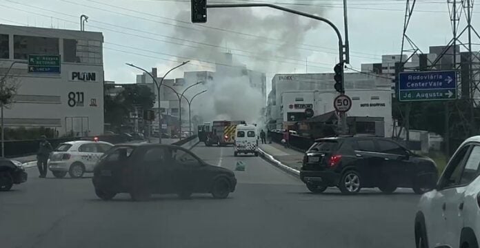 Carro pega fogo e mobiliza bombeiros no Centro de São José