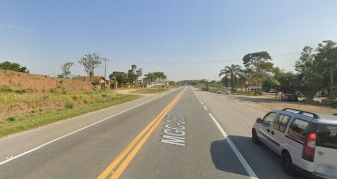 Carro capota na Floriano Rodrigues Pinheiro em Campos do Jordão