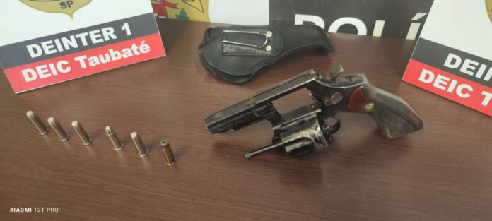 Após discussão no trânsito, motorista atira contra motoqueiros em Taubaté