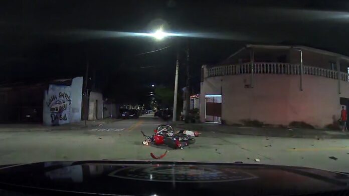 VÍDEO: Motociclista sem capacete bate em carro durante fuga da GCM em São José