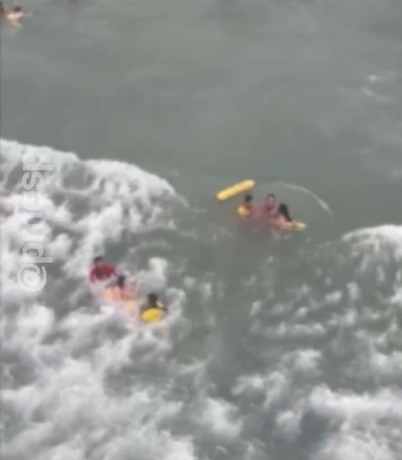 VÍDEO: Adolescentes que se afogavam são resgatados por helicóptero da PM em Ubatuba VÍDEO: Adolescentes que se afogavam são resgatados por helicóptero da PM em Ubatuba