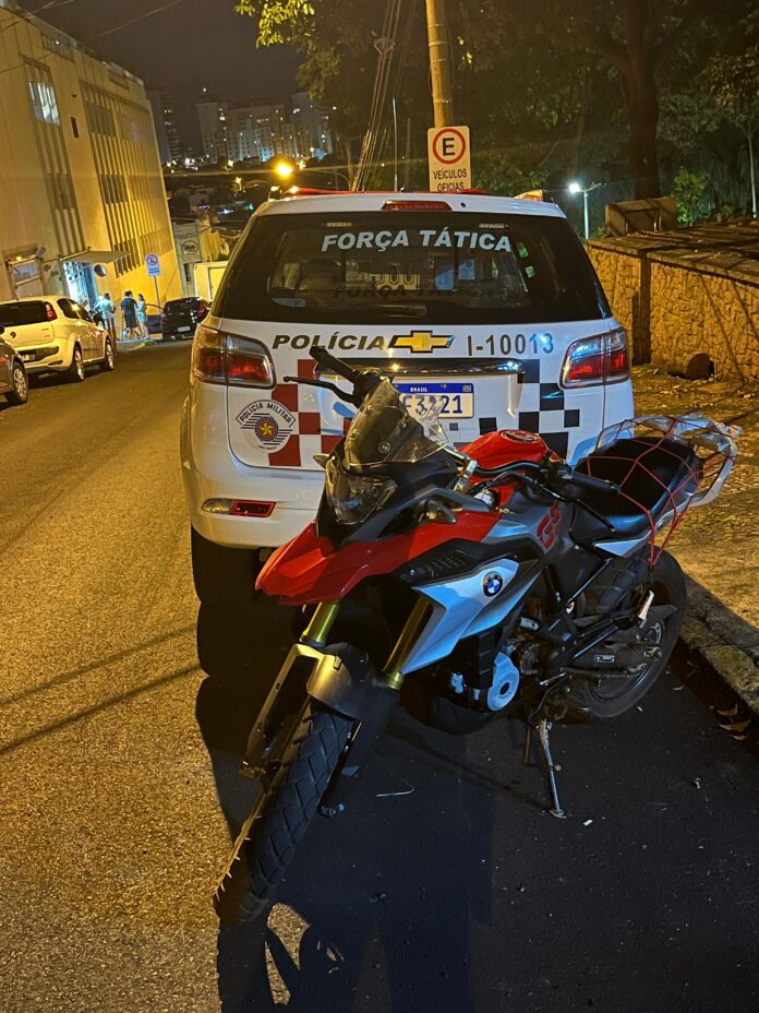 Adolescentes são flagrados com moto furtada sem placa Adolescentes são flagrados com moto furtada sem placa