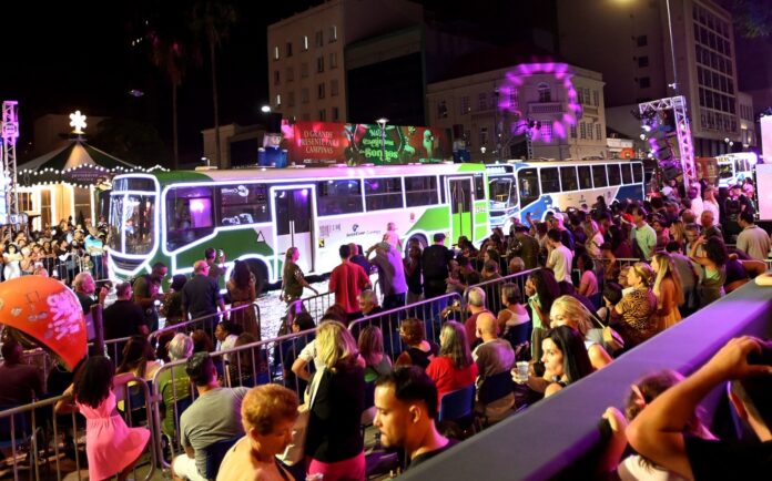 Veículos também encantaram o público, entre os quais carros italianos e os ônibus da Transurc, que estão circulando pela cidade iluminados. Viaturas da Guarda Municipal também fizeram parte do desfile.