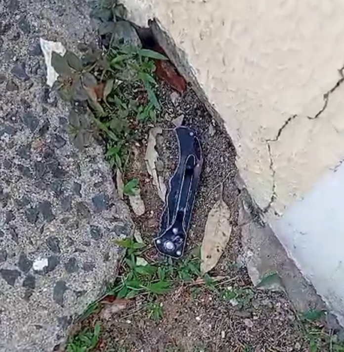 Ivan não aceitou o fim do relacionamento e premeditou o ataque. Ele golpeou Tatiane com uma faca com 30 centímetros de lâmina, causando ferimentos na boca, pescoço e abdômen.