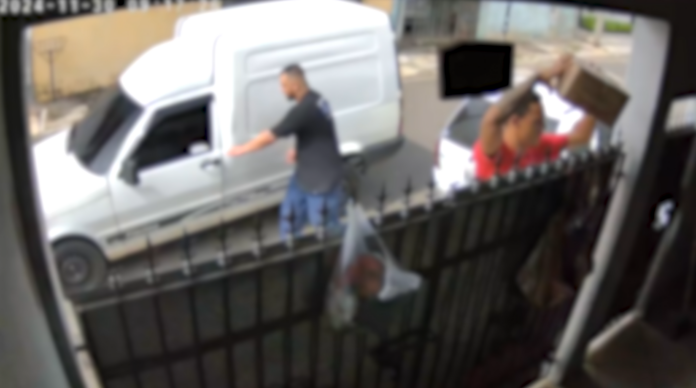 foto O trabalhador estacionou o carro para deixar uma encomenda quando foi descoberto por um homem que anunciou o assalto. Em poucos segundos, o ataque entrou no veículo e, antes de fugir, ainda ocorreu o celular da vítima. Toda a ação durou menos de um minuto.