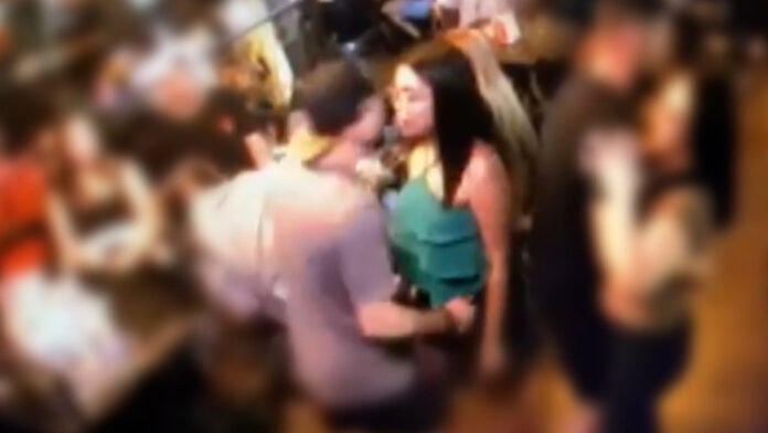 Mulher morre depois de ser esfaqueada pelo ex no meio de bar