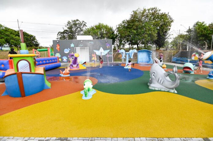 Começa a funcionar hoje, 18, o primeiro Parque Molhado de Campinas. A atração conta com 14 brinquedos que esguicham água. Começa a funcionar hoje, 18, o primeiro Parque Molhado de Campinas. A atração conta com 14 brinquedos que esguicham água.