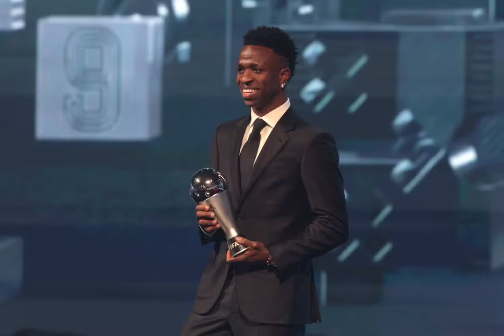 Vinicius Jr. é eleito melhor do mundo pela Fifa e repete Romário, Ronaldo e Ronaldinho