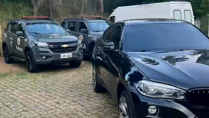 o mecânico, de 52 anos, foi preso em flagrante e prorrogado ao plantão policial de Americana. A BMW foi apreendida, e o caso segue em investigação.