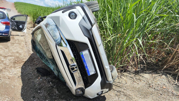 8971d3f5-8853-4135-ba1c-f50e88dff0d1 Carro roubado é encontrado capotado na estrada da Usina Raízen em Piracicaba