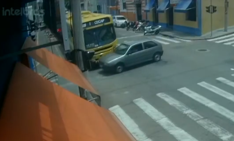 VÍDEO: Carro bate em ônibus no centro de Jundiaí após desrespeitar sinal vermelho