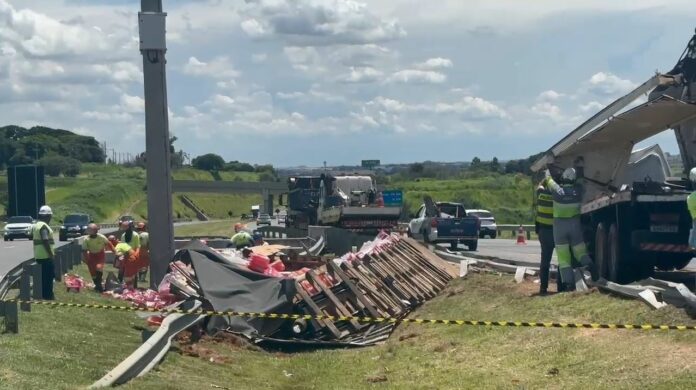 Caminhão carregado de cerveja tomba no Anel Viário Magalhães Teixeira
