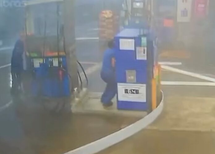 Vendaval derruba cobertura de posto de combustível na região