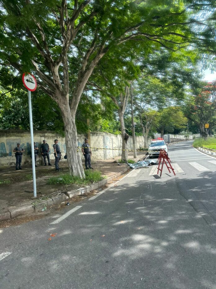 Homem perde controle de moto, bate em poste e árvore e morre em Campinas