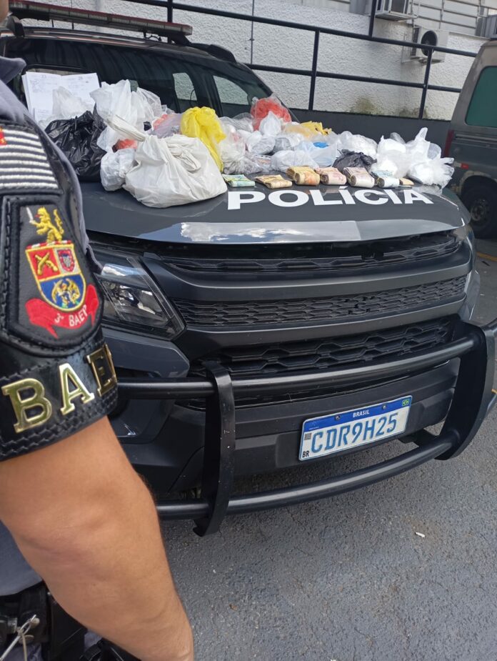 Trio é preso com mais de 9 mil porções de droga em São José Trio é preso com mais de 9 mil porções de droga em São José