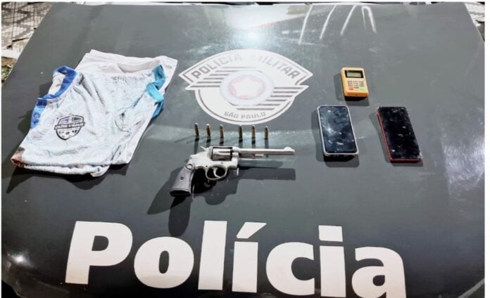 Dupla é presa em Pinda após roubar posto de gasolina em São José dos Campos Dupla é presa em Pinda após roubar posto de gasolina em São José dos Campos