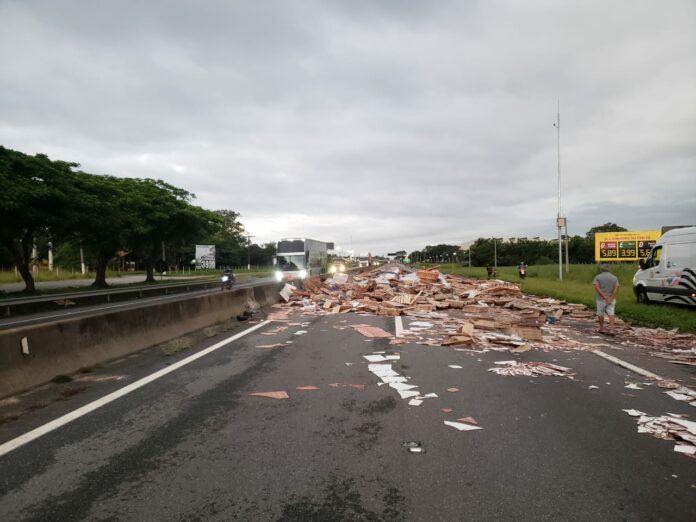 Dutra fica interditada por quase 2 horas após acidente entre carreta e caminhão no trecho entre Lorena e Guará Dutra fica interditada por quase 2 horas após acidente entre carreta e caminhão no trecho entre Lorena e Guará