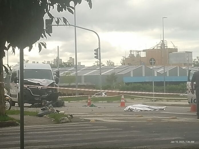 Motociclista morre após se envolver em acidente com van, em São José