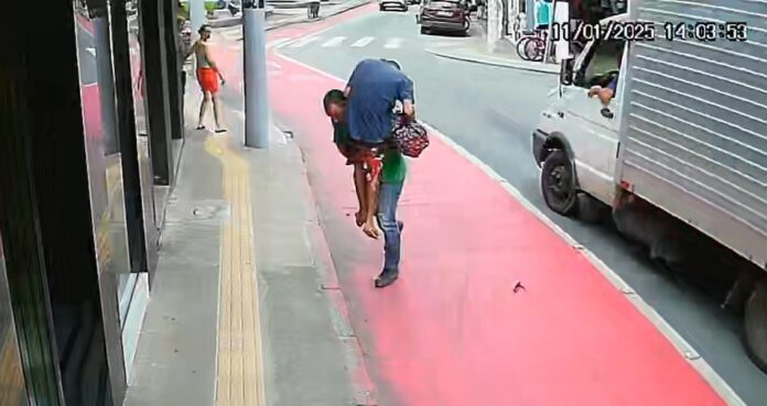 VÍDEO: Homem assalta joalheria no Centro de Caraguá, mas é imobilizado por pedestre enquanto fugia