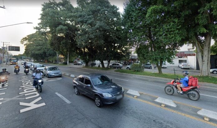 Homem morre após levar choque enquanto fazia limpeza da fachada de loja em São José Homem morre após levar choque enquanto fazia limpeza da fachada de loja em São José