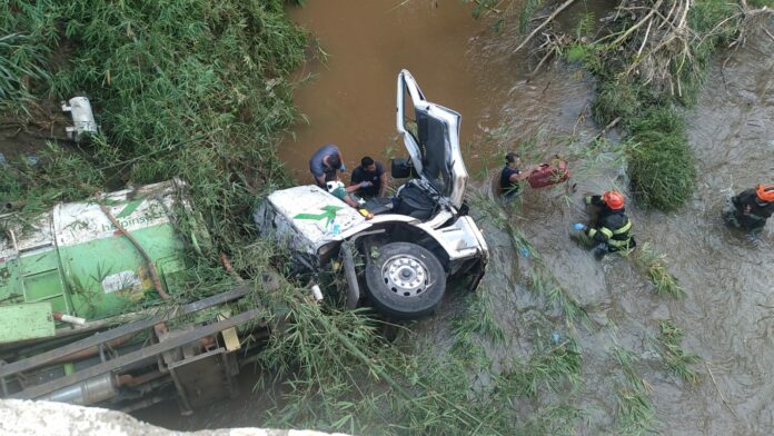 Caminhão cai em rio após perder o freio e motorista morre Caminhão cai em rio após perder o freio e motorista morre