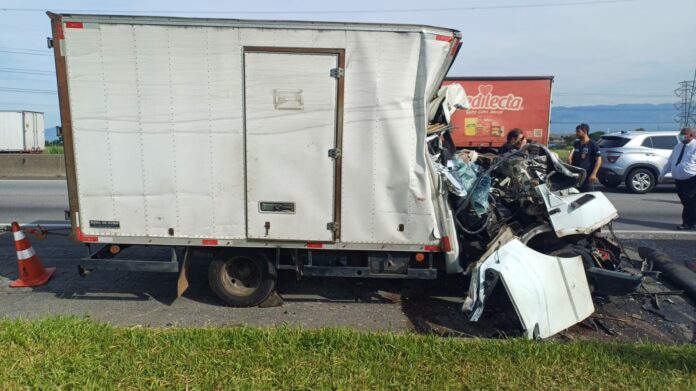 Dois morrem em acidente entre caminhões na Dutra, em Taubaté