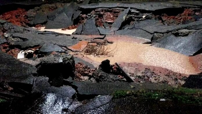 Cratera abre em avenida durante temporal em Taubaté