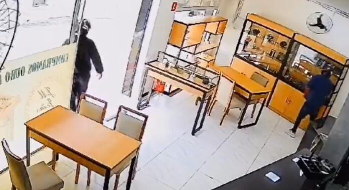 VÍDEO: Dupla invade e rouba joalheria em Guaratinguetá