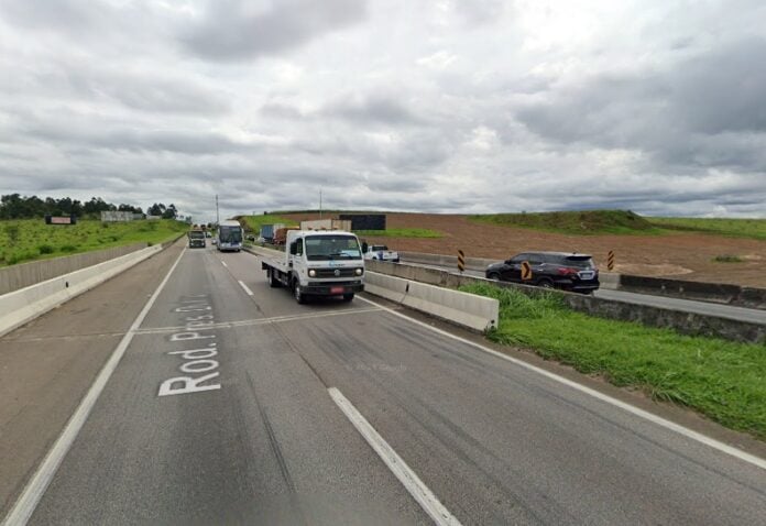 Colisão entre dois caminhões causa lentidão na Dutra, entre Caçapava e Taubaté