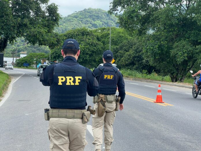 Com o aumento significativo de turistas no litoral norte de São Paulo nesta época do ano, a Polícia Rodoviária Federal (PRF) realiza operações mais intensas de fiscalização para garantir a segurança viária na BR-101. Com o aumento significativo de turistas no litoral norte de São Paulo nesta época do ano, a Polícia Rodoviária Federal (PRF) realiza operações mais intensas de fiscalização para garantir a segurança viária na BR-101.
